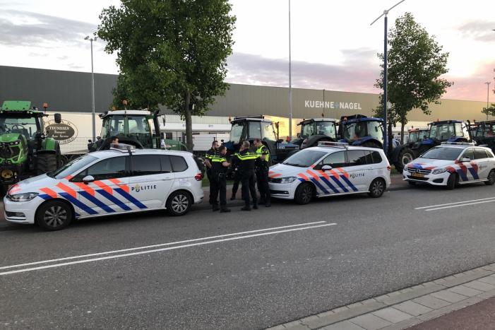 Boeren blokkeren doorgang naar groot distributiecentrum