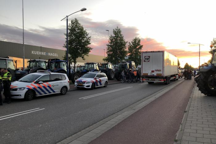 Boeren blokkeren doorgang naar groot distributiecentrum