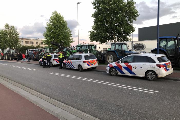 Boeren blokkeren doorgang naar groot distributiecentrum