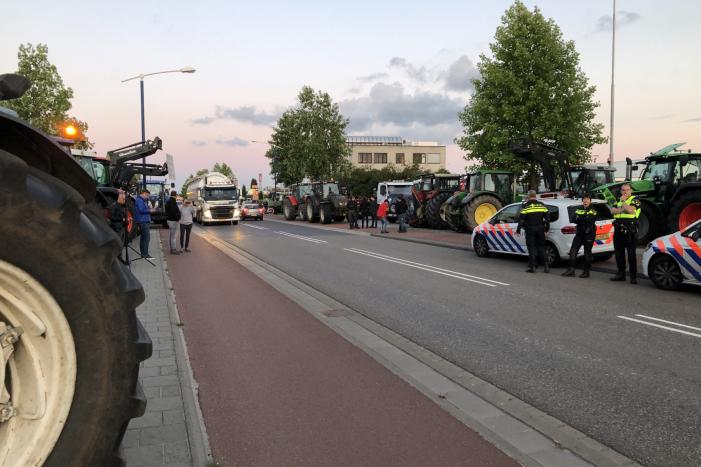 Boeren blokkeren doorgang naar groot distributiecentrum