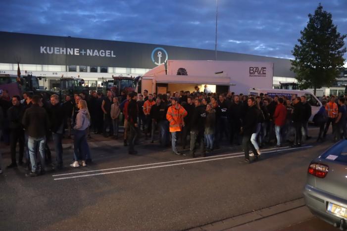 Boeren blokkeren doorgang naar groot distributiecentrum