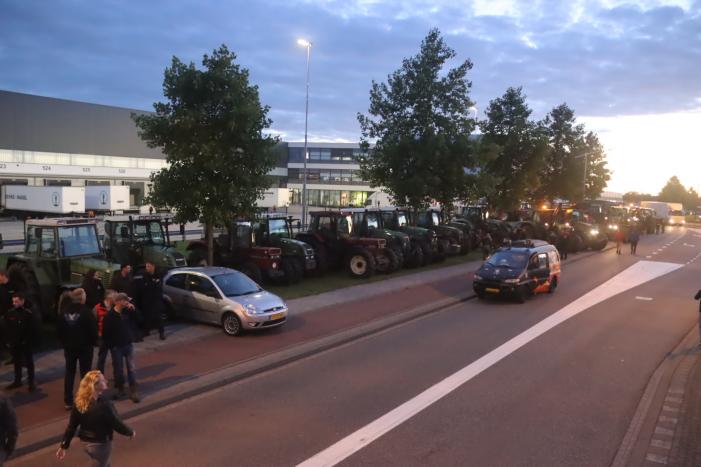 Boeren blokkeren doorgang naar groot distributiecentrum