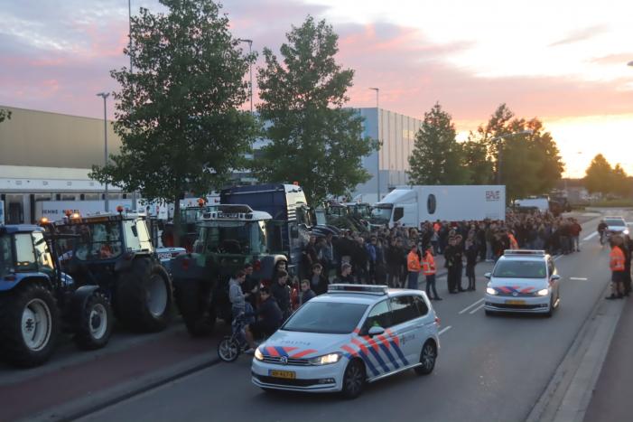 Boeren blokkeren doorgang naar groot distributiecentrum