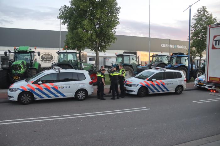 Boeren blokkeren doorgang naar groot distributiecentrum
