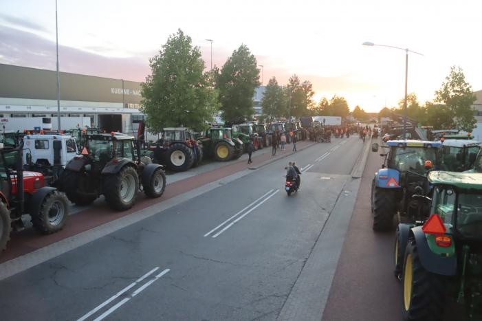 Boeren blokkeren doorgang naar groot distributiecentrum