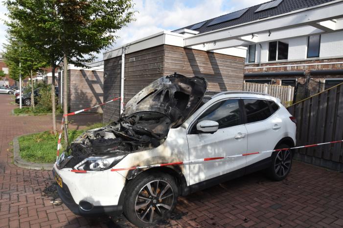 Geparkeerde auto verwoest door brand