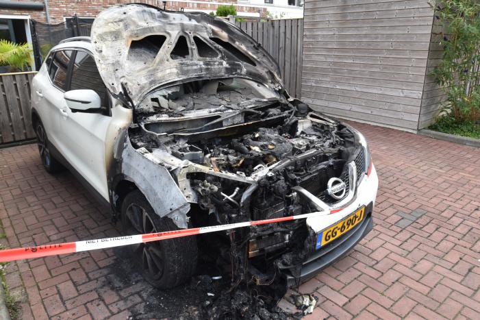 Geparkeerde auto verwoest door brand