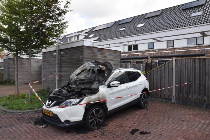 Geparkeerde auto verwoest door brand