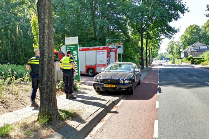 Voorbijganger ziet rook onder motorkap