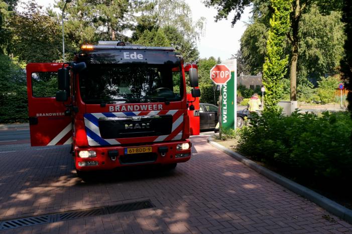 Voorbijganger ziet rook onder motorkap