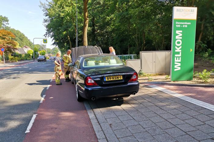 Voorbijganger ziet rook onder motorkap