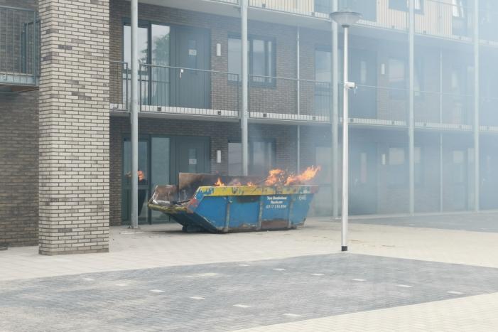 Brand in bouwcontainer bij appartementencomplex