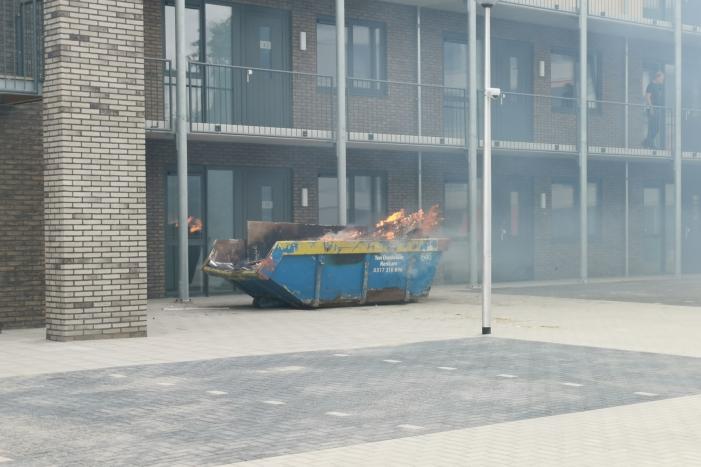 Brand in bouwcontainer bij appartementencomplex