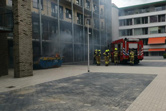 Brand in bouwcontainer bij appartementencomplex