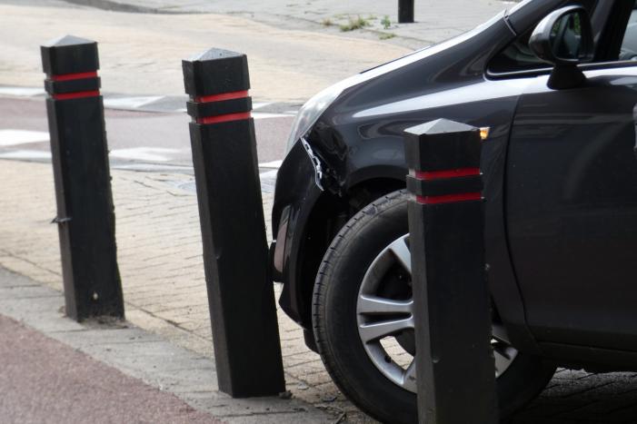Schade aan auto na aanrijding met paal