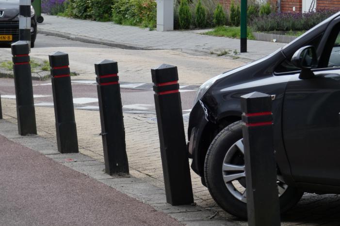 Schade aan auto na aanrijding met paal