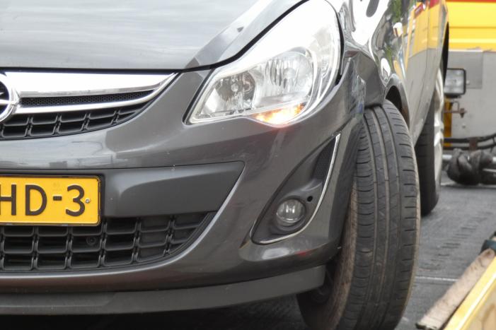 Schade aan auto na aanrijding met paal