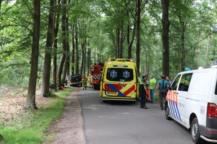 Zwaargewonde na aanrijding met boom