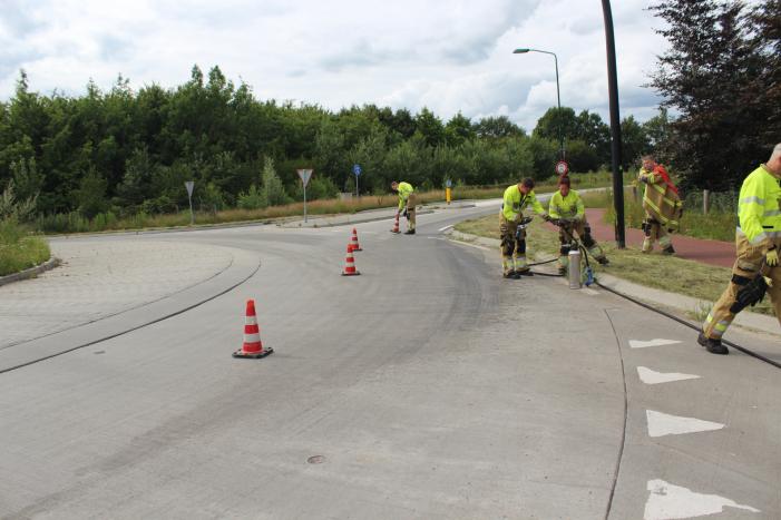 Vettige substantie kilometers lang over wegdek