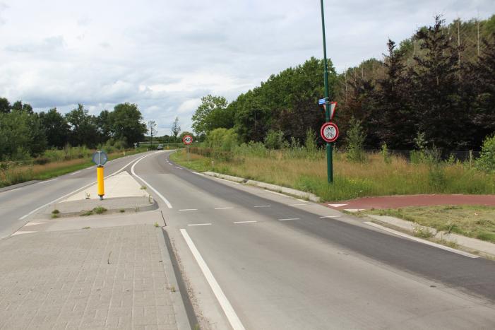 Vettige substantie kilometers lang over wegdek