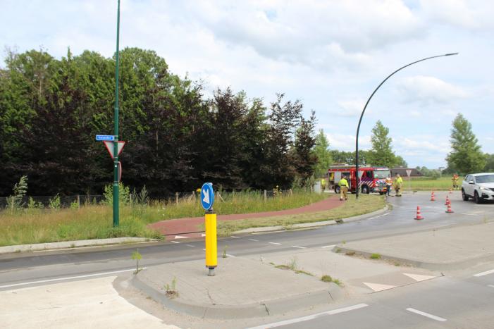 Vettige substantie kilometers lang over wegdek