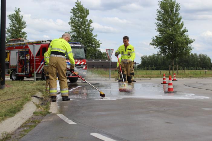 Vettige substantie kilometers lang over wegdek