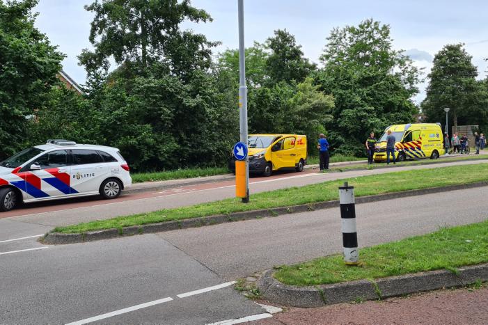 DHL-pakketbezorger rijdt fietser aan
