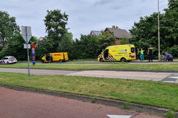 DHL-pakketbezorger rijdt fietser aan