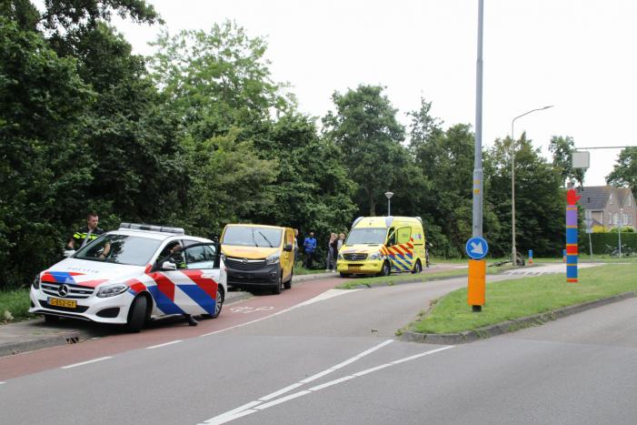 DHL-pakketbezorger rijdt fietser aan