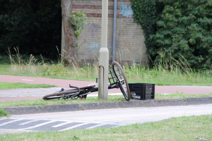 DHL-pakketbezorger rijdt fietser aan