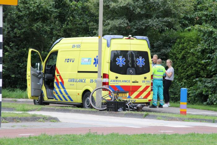 DHL-pakketbezorger rijdt fietser aan
