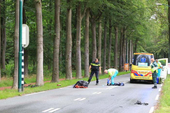 Wielrenner zwaargewond na aanrijding