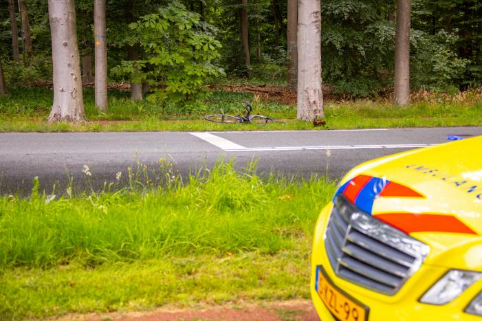 Wielrenner zwaargewond na aanrijding