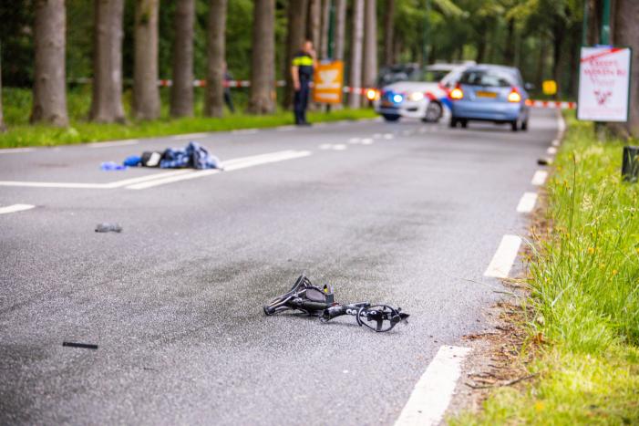 Wielrenner zwaargewond na aanrijding