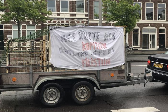 Demonstranten trekken door de stad