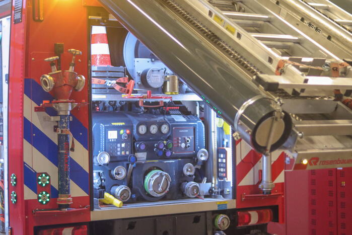 Twee geparkeerde auto's in brand