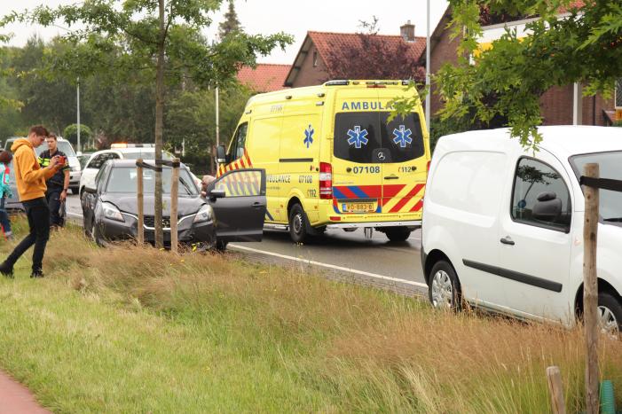 Twee auto's en bestelbus betrokken bij verkeersongeval