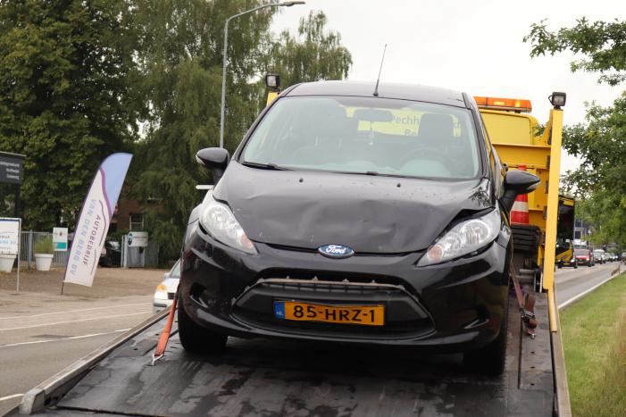 Twee auto's en bestelbus betrokken bij verkeersongeval