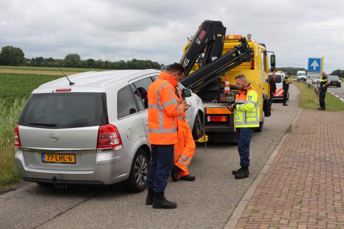 Twee auto's botsen na voorangsfout