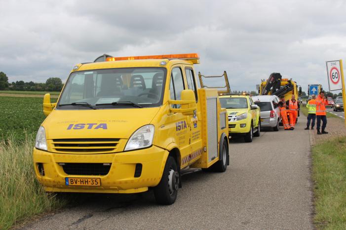 Twee auto's botsen na voorangsfout