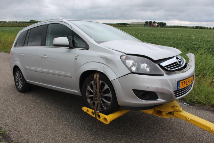 Twee auto's botsen na voorangsfout