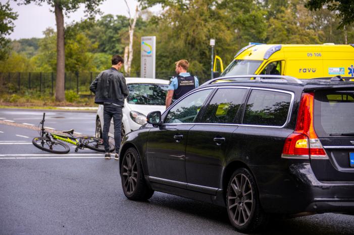 Verkeersongeval tussen auto en mountainbiker