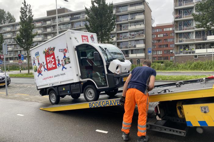 Picnic wagen beschadigd bij eenzijdige botsing