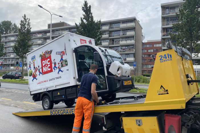 Picnic wagen beschadigd bij eenzijdige botsing