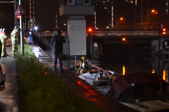 Brand aan boord van boot aan de Neherkade