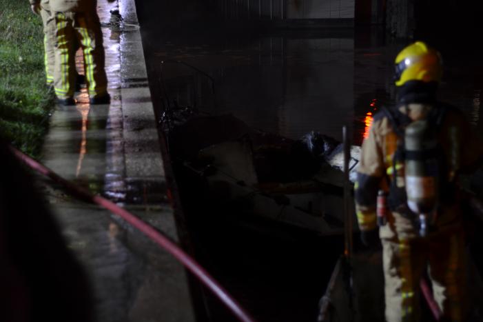 Brand aan boord van boot aan de Neherkade