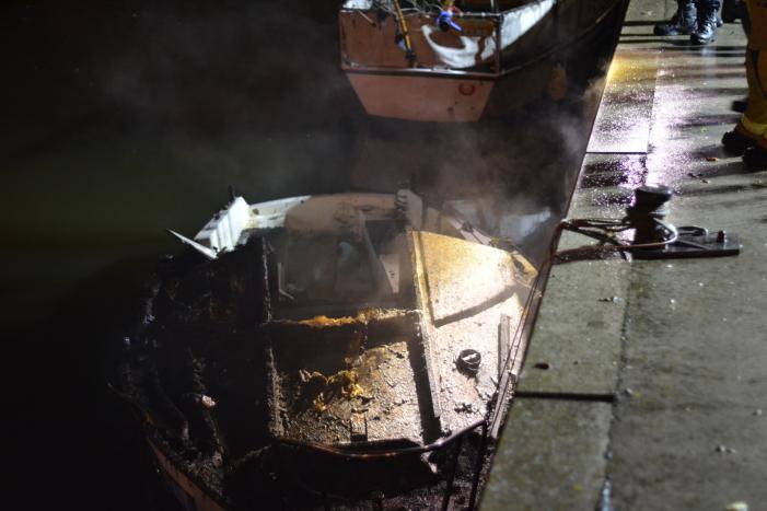 Brand aan boord van boot aan de Neherkade