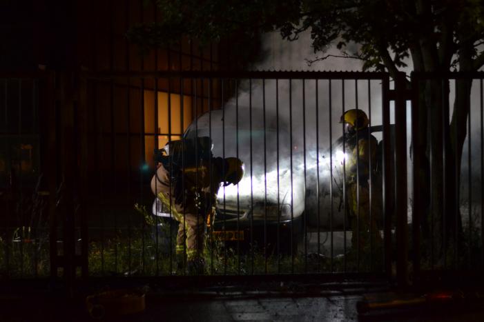 Bestelbus gaat in vlammen op