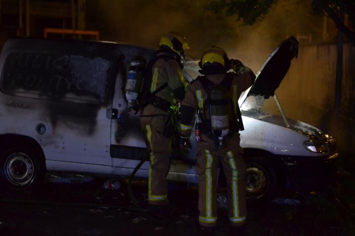 Bestelbus gaat in vlammen op