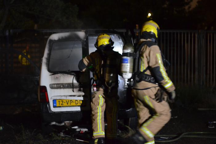 Bestelbus gaat in vlammen op